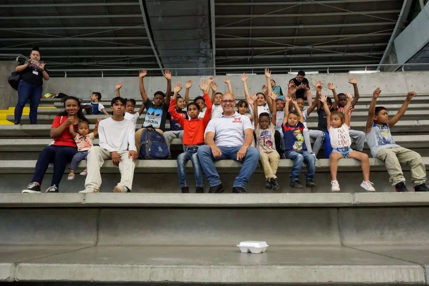 Maestro Jair con grupo de niños celebrando